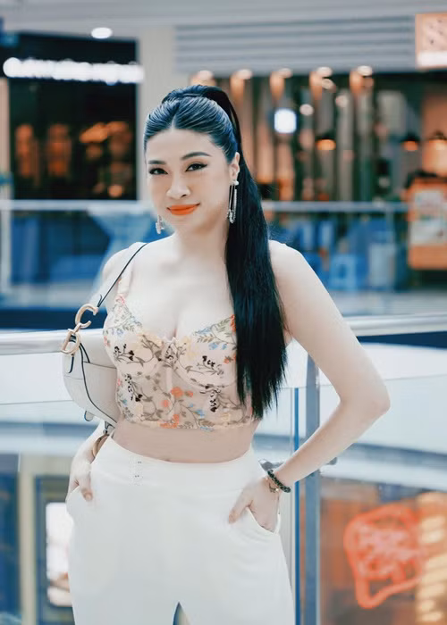 Pha Lê tự tin mặc áo crop top.