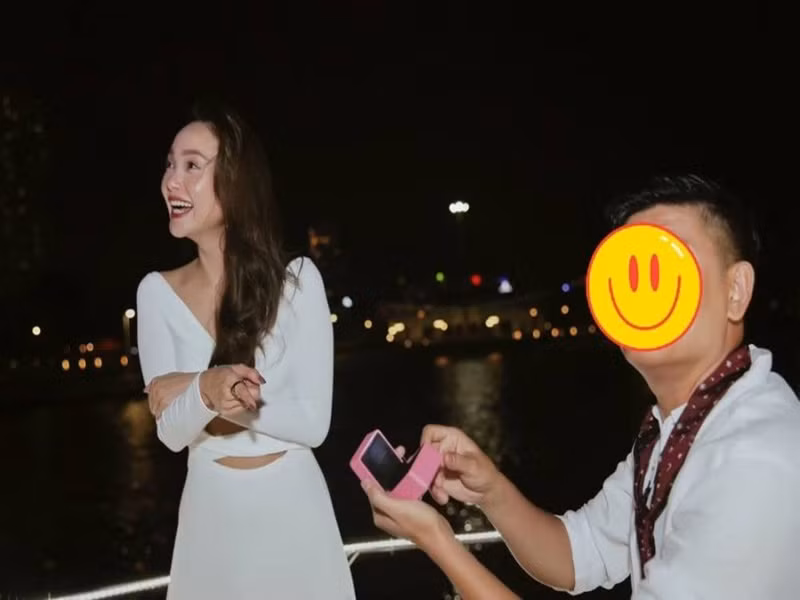 Em dâu của Minh Hằng từng chia sẻ về buổi cầu hôn của nữ ca sĩ: "Hôm đó là ngày sinh nhật của anh rể tương lai, nhưng anh lại chuẩn bị tất cả mọi thứ chỉ để dành cho chị, nào là set up trên du thuyền, bạn bè đánh úp, 1 con tàu riêng có chữ Marry me. Đặc biệt là bài rap chính anh tự sáng tác và hát để cầu hôn chị”. Ảnh: Khỏe và đẹp