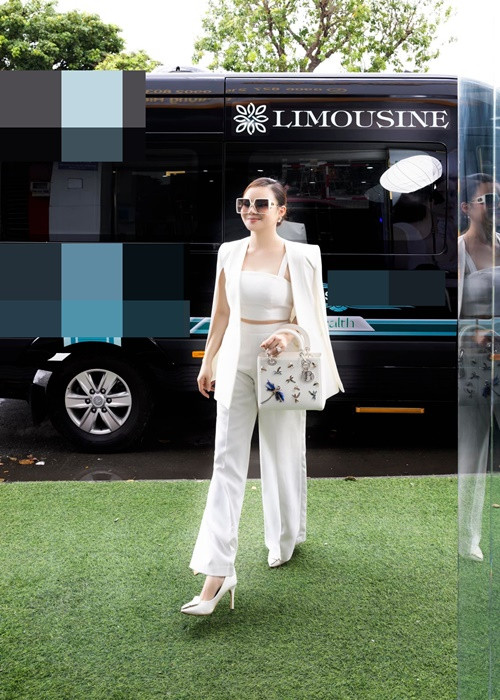 Cuộc sống của Vy Oanh bên chồng đại gia đầy sang chảnh. Cô đi siêu xe, sử dụng đồ hiệu, ở biệt thự.