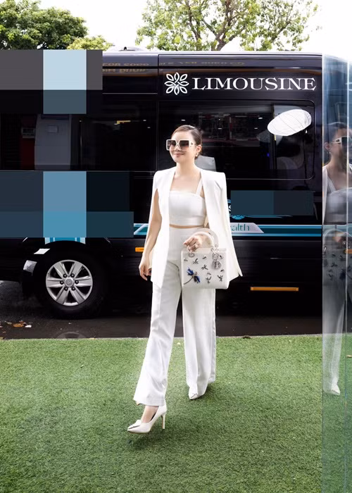 Cuộc sống của Vy Oanh bên chồng đại gia đầy sang chảnh. Cô đi siêu xe, sử dụng đồ hiệu, ở biệt thự.