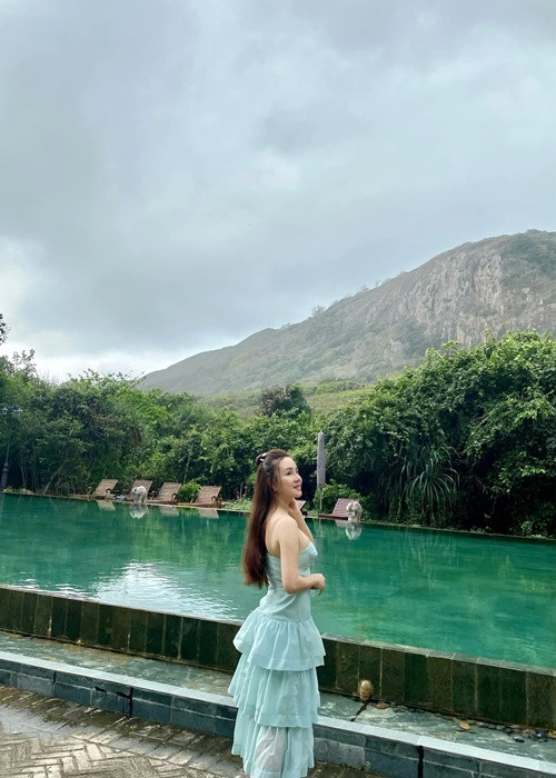 Giọng ca "Đồng xanh" không chỉ biết giữ dáng mà còn biết ăn mặc, trang điểm phù hợp với mình.