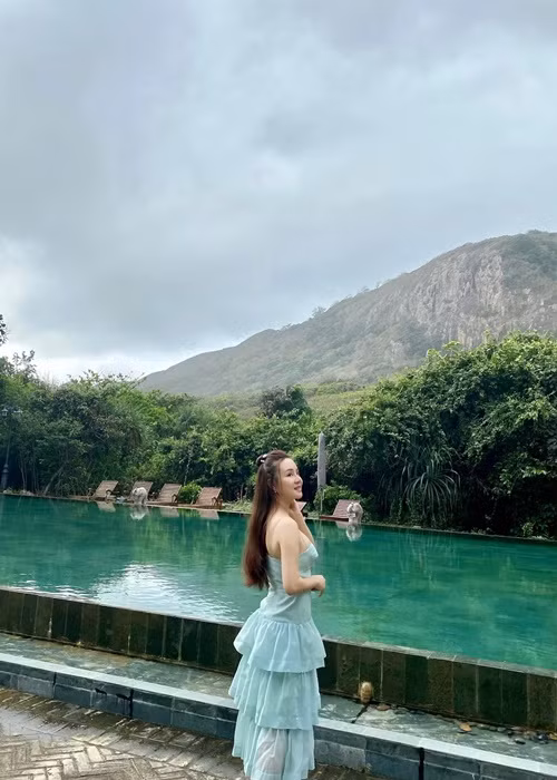 Giọng ca "Đồng xanh" không chỉ biết giữ dáng mà còn biết ăn mặc, trang điểm phù hợp với mình.