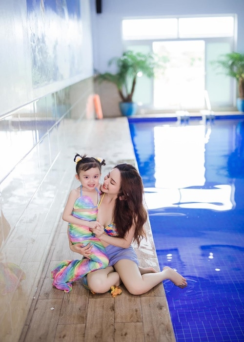 Chỉ số hình thể của Vy Oanh hiện tại là cân nặng 47kg, số đo ba vòng 83-59-92cm.