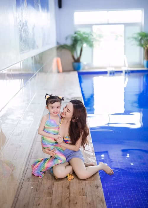 Chỉ số hình thể của Vy Oanh hiện tại là cân nặng 47kg, số đo ba vòng 83-59-92cm.