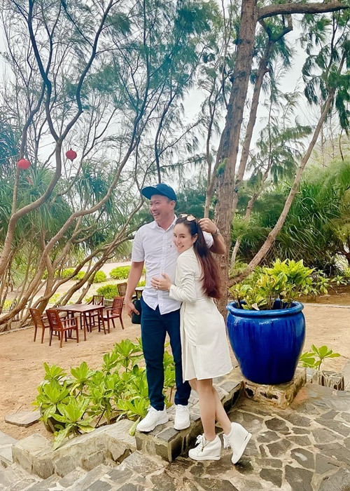 Theo nữ ca sĩ, cuộc hôn nhân của cô được xây dựng trên nền tảng tình yêu, niềm tin, sự tôn trọng, chia sẻ và yêu thương lẫn nhau, cả hai biết mình cần gì và mong đợi gì trong hôn nhân và cuộc sống.