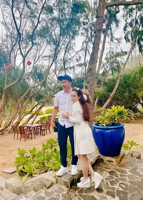 Theo nữ ca sĩ, cuộc hôn nhân của cô được xây dựng trên nền tảng tình yêu, niềm tin, sự tôn trọng, chia sẻ và yêu thương lẫn nhau, cả hai biết mình cần gì và mong đợi gì trong hôn nhân và cuộc sống.