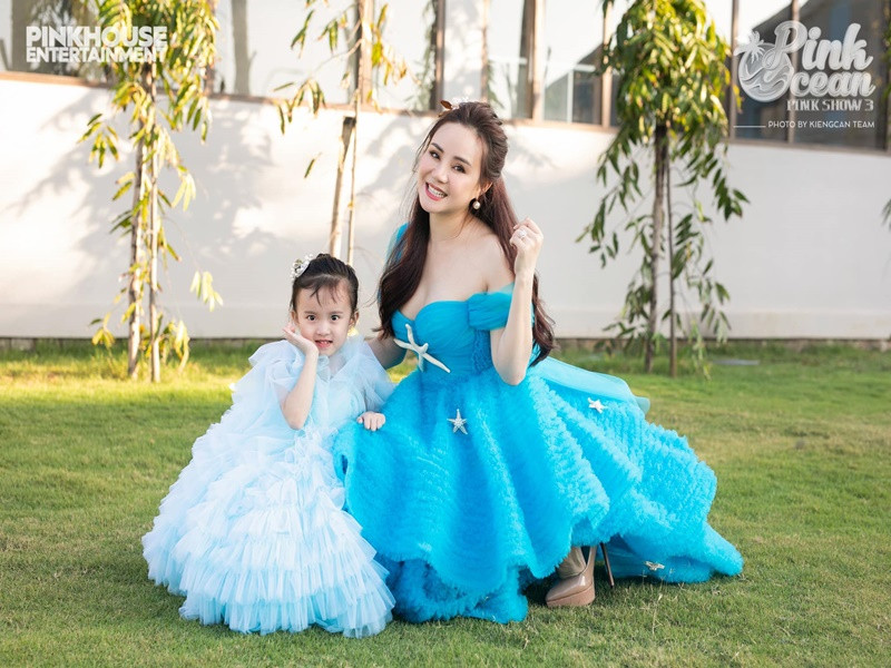 Vy Oanh xuất hiện trên sàn catwalk cùng hai con.