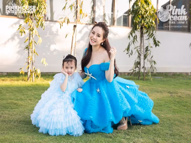 Vy Oanh xuất hiện trên sàn catwalk cùng hai con.