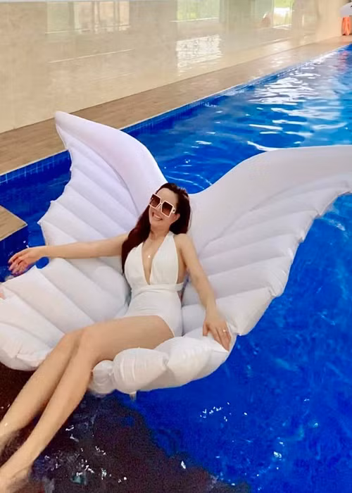 Vy Oanh không ngần ngại diện trang phục áo tắm.