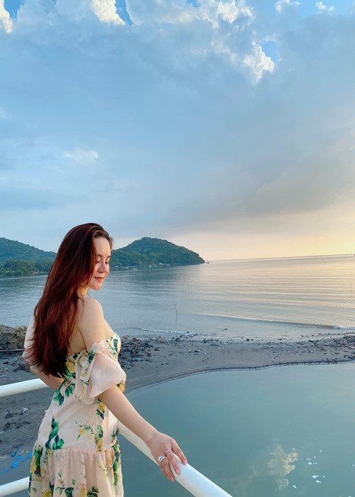 Vy Oanh chuộng váy trễ vai, hai dây thướt tha.