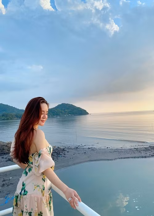 Vy Oanh chuộng váy trễ vai, hai dây thướt tha.