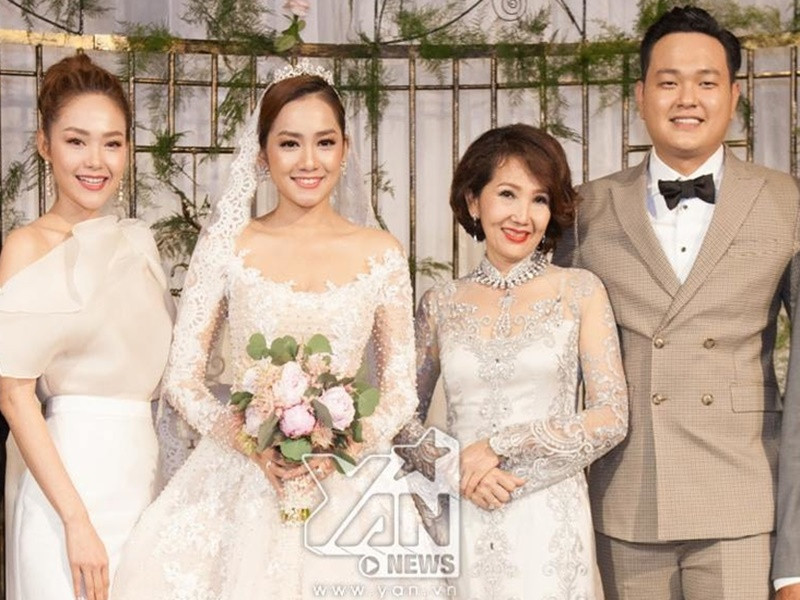 Theo Minh Hằng, vì sự nghiệp của cô mà mẹ và em trai đã phải hy sinh nhiều thứ, vì thế cô không muốn những chuyện không hay làm mẹ và em phiền lòng. Ảnh: Yan