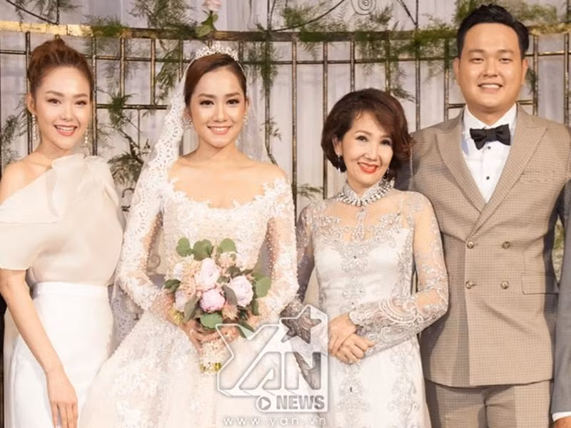 Theo Minh Hằng, vì sự nghiệp của cô mà mẹ và em trai đã phải hy sinh nhiều thứ, vì thế cô không muốn những chuyện không hay làm mẹ và em phiền lòng. Ảnh: Yan