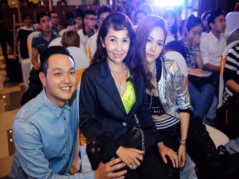 18 năm sau ly hôn, bà Minh Châu và chồng cũ về ở chung sau khi hai chị mẹ Minh Hằng cố gắng hàn gắn hai người. Ảnh: Khám phá