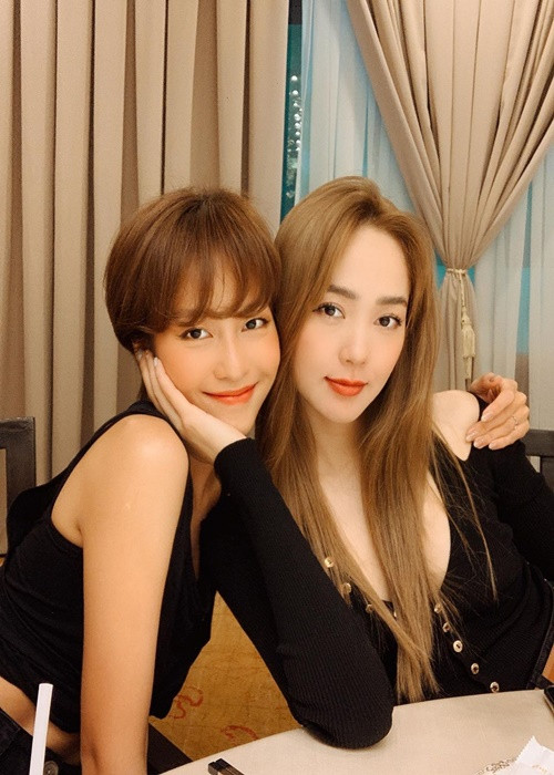 Gần đây, nội dung thiệp cưới của Minh Hằng cho biết khách mời “không đi giày cao gót”. Yêu cầu này khiến nhiều người thắc mắc. Minh Hằng đưa ra yêu cầu này có lẽ vì Khả Ngân. Ảnh: Thiếu niên