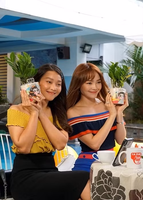 “Thật sự không nghĩ bà chị tôi còn nhớ vụ tôi đi đám cưới quất đôi cao gót đi không được tháo giày đạp miểng chai trên biển mà thành ra có cái dòng này trên thiệp”, Khả Ngân chia sẻ khi đăng tải thiệp cưới của Minh Hằng. Ảnh: Yan