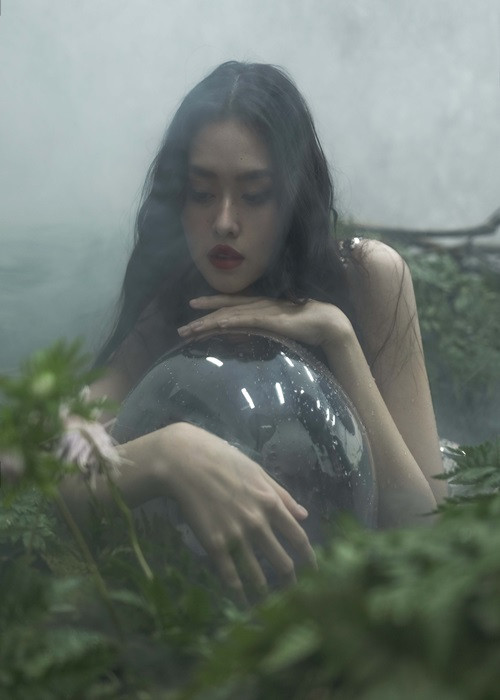 Vốn được biết đến là một nàng hậu chuộng những bộ cánh bay bổng nữ tính, nhưng thời trang của Tường San trong bộ ảnh lần này đã để lại ấn tượng mạnh trong lòng người hâm mộ.