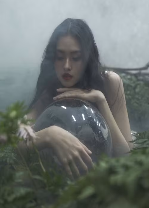 Vốn được biết đến là một nàng hậu chuộng những bộ cánh bay bổng nữ tính, nhưng thời trang của Tường San trong bộ ảnh lần này đã để lại ấn tượng mạnh trong lòng người hâm mộ.