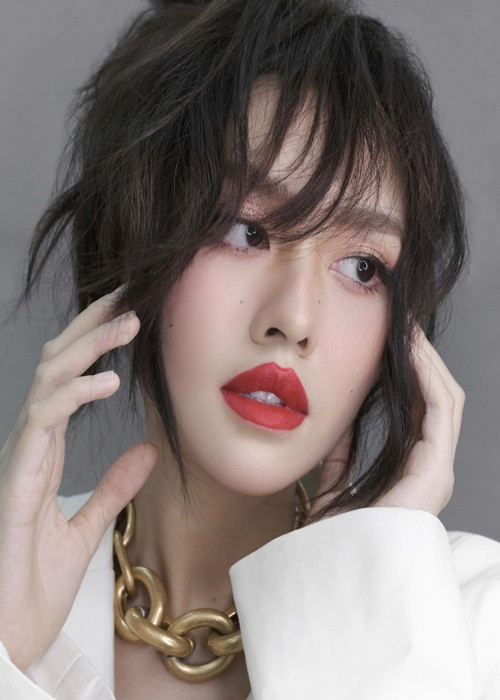 Tường San sử dụng màu son đỏ làm chủ đạo trong bộ hình của mình.