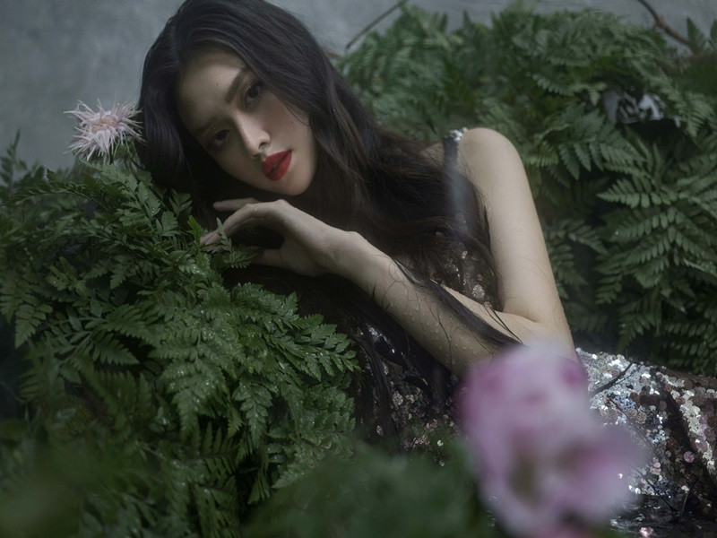 Bối cảnh thiên nhiên càng giúp tạo hình của Tường San trở nên nổi bật và quyến rũ hơn bao giờ hết.