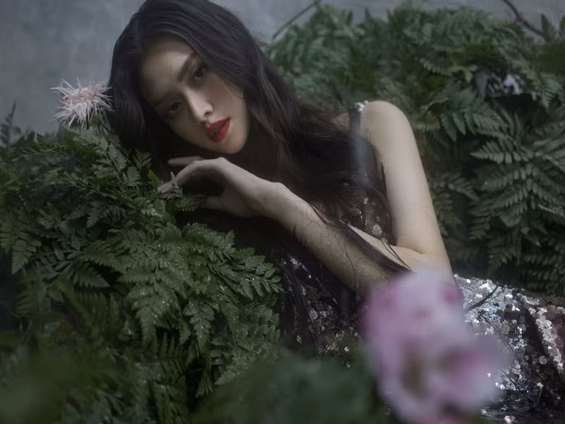 Bối cảnh thiên nhiên càng giúp tạo hình của Tường San trở nên nổi bật và quyến rũ hơn bao giờ hết.