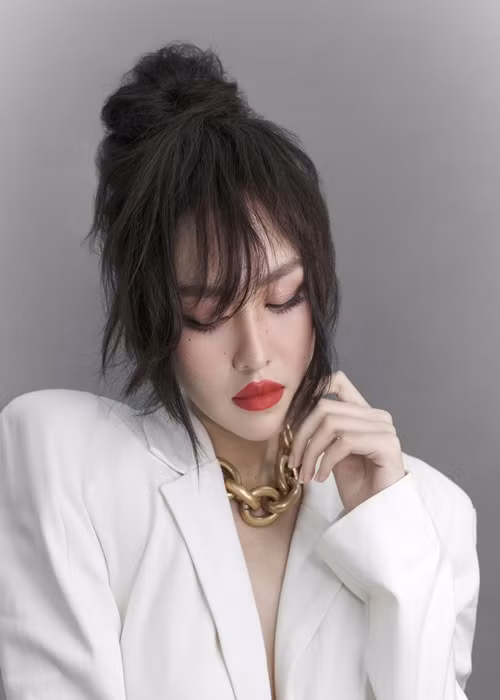 Nàng á hậu diện các mẫu thiết kế “nửa kín nửa hở”.