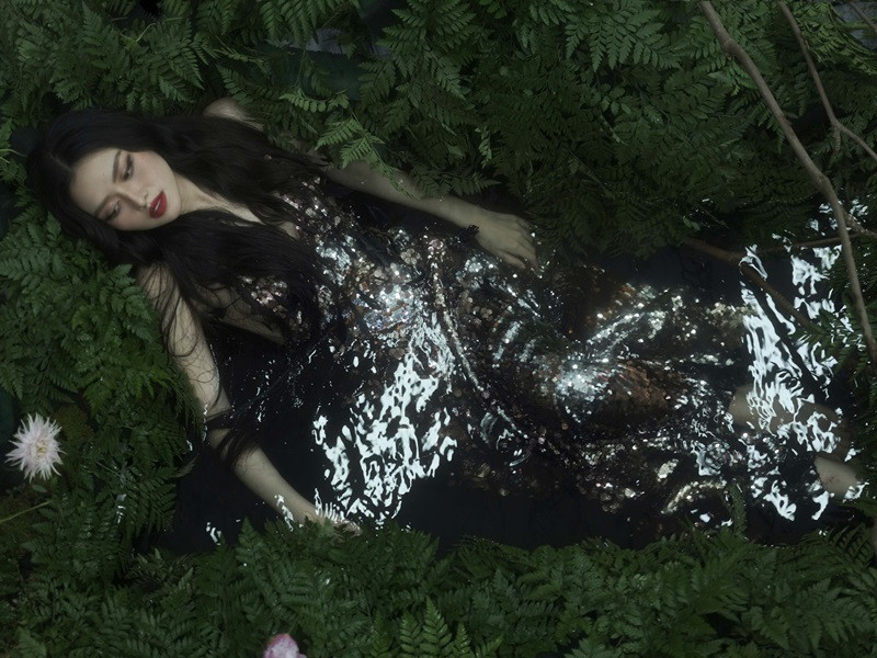 Bà mẹ một con đã ngâm mình trong nước hàng giờ đồng hồ để tạo nên những shoot hình ấn tượng.