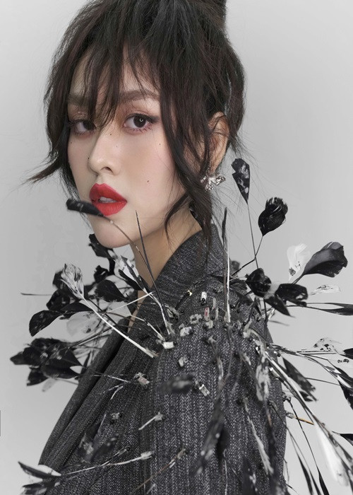 Sở hữu vẻ đẹp thanh tú, cô luôn được ưu ái trở thành “nàng thơ” trong các bộ sưu tập mới của những nhà thiết kế hàng đầu.