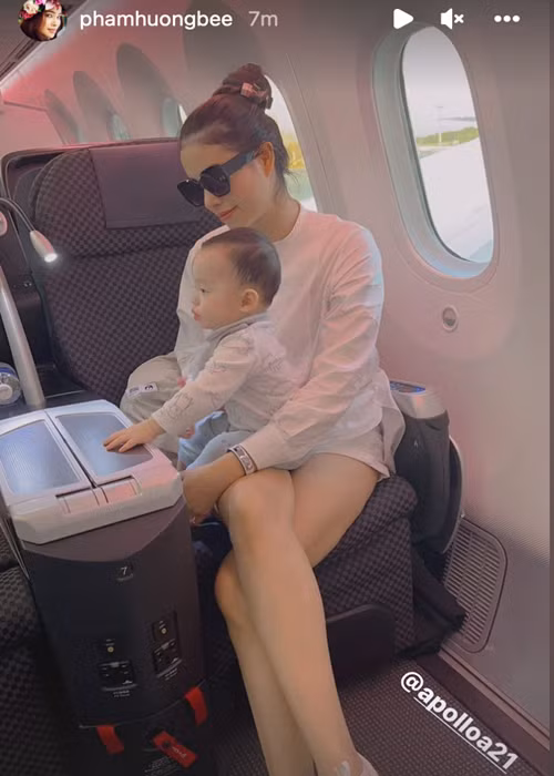 Phạm Hương đưa hai con trai về Việt Nam. Ảnh chụp màn hình