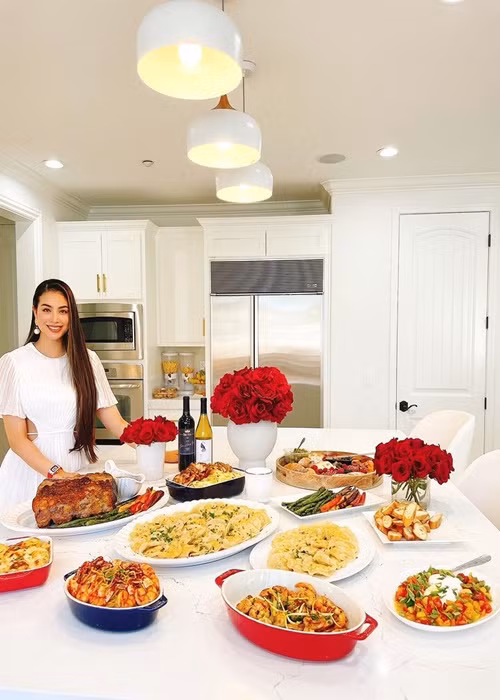 Cuộc sống của Phạm Hương ở Mỹ đầy xa hoa. Cô ở biệt thự, đi siêu xe, mặc đồ hiệu. Ảnh: Instagram