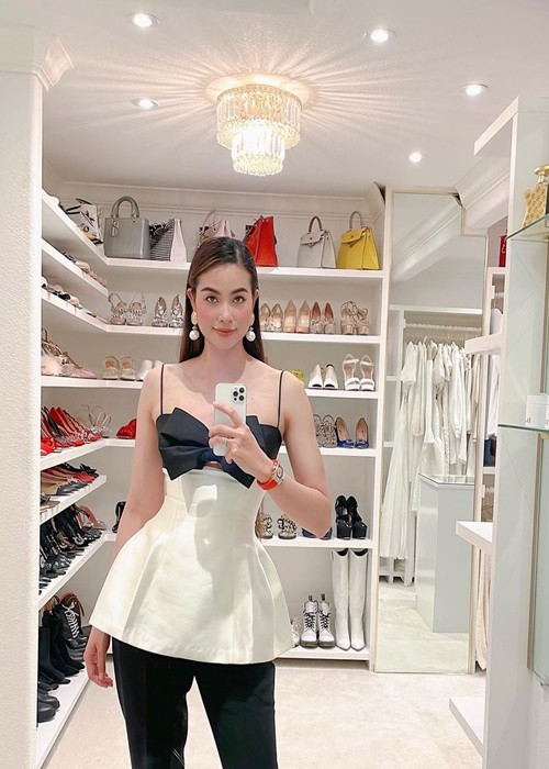 Phạm Hương khoe tủ đồ hiệu ở Mỹ. Ảnh: Instagram