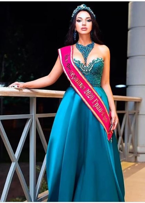 Mới đây, Daily Mail đưa tin Kristina Dukhina bị cảnh sát Nga bắt quả tang tàng trữ hơn nửa kg ma túy. Chân dài đang bị tạm giam vì hành vi buôn chất cấm. Hiện tại, nữ người mẫu đối mặt án phạt 20 năm tù giam. Ảnh: Zing