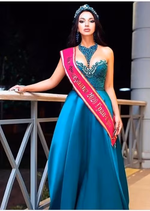 Mới đây, Daily Mail đưa tin Kristina Dukhina bị cảnh sát Nga bắt quả tang tàng trữ hơn nửa kg ma túy. Chân dài đang bị tạm giam vì hành vi buôn chất cấm. Hiện tại, nữ người mẫu đối mặt án phạt 20 năm tù giam. Ảnh: Zing