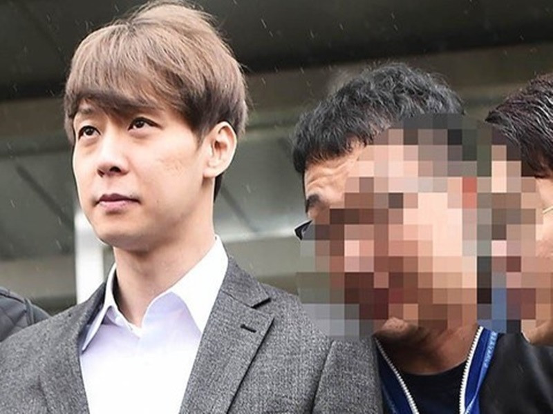 Trước lời tố của Hana, Park Yoochun bị cảnh sát điều tra. Sau đó, cảnh sát phát hiện Park Yoochun dương tính với ma túy. Cuối cùng, nam ca sĩ lãnh mức án 2 năm tù treo, nộp phạt 1,4 triệu won và bắt buộc phải cai nghiện ma túy. Ảnh: Công an TP HCM