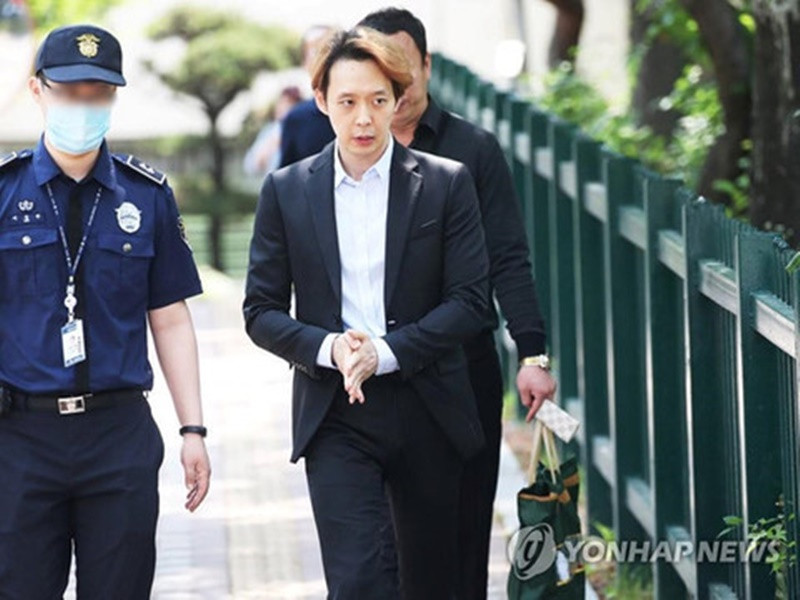 Park Yoochun từng là thành thành viên của nhóm nhạc DBSK hay còn gọi là TVXQ. Năm 2019, Park Yoochun bị hôn thê cũ Hwang Hana tố dụ dỗ, ép cô dùng lại chất gây nghiện nhiều lần. Ảnh: Công an TP HCM