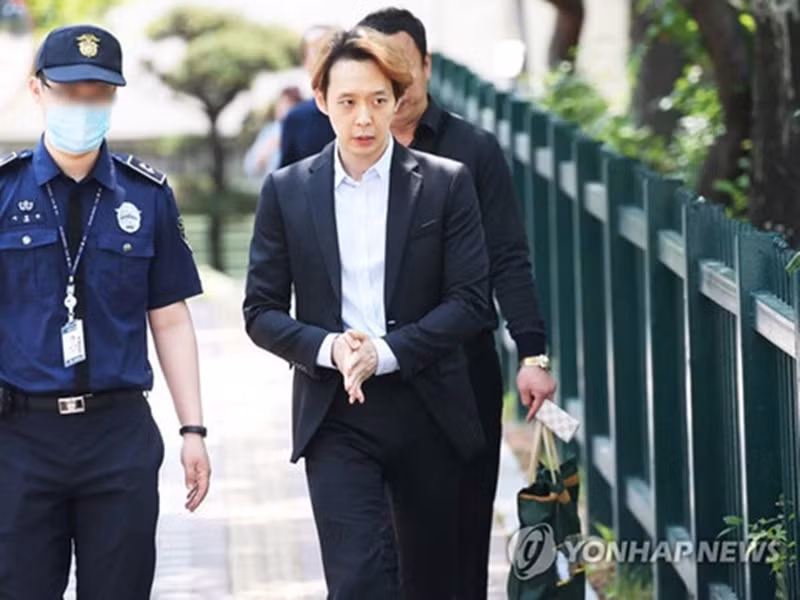 Park Yoochun từng là thành thành viên của nhóm nhạc DBSK hay còn gọi là TVXQ. Năm 2019, Park Yoochun bị hôn thê cũ Hwang Hana tố dụ dỗ, ép cô dùng lại chất gây nghiện nhiều lần. Ảnh: Công an TP HCM