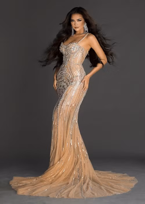 Chân dài sinh năm 1994 tự tin khoe vóc dáng quyến rũ.