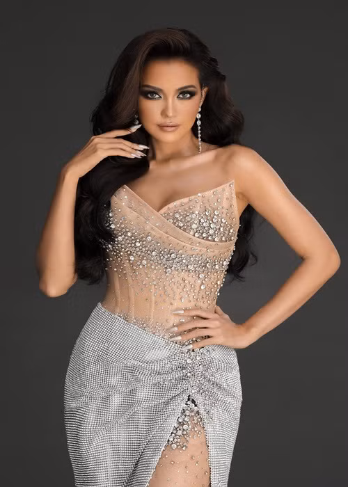 Tân Hoa hậu Hoàn vũ Việt Nam cao 1m74, có số đo ba vòng 81 - 63 - 92,5cm.