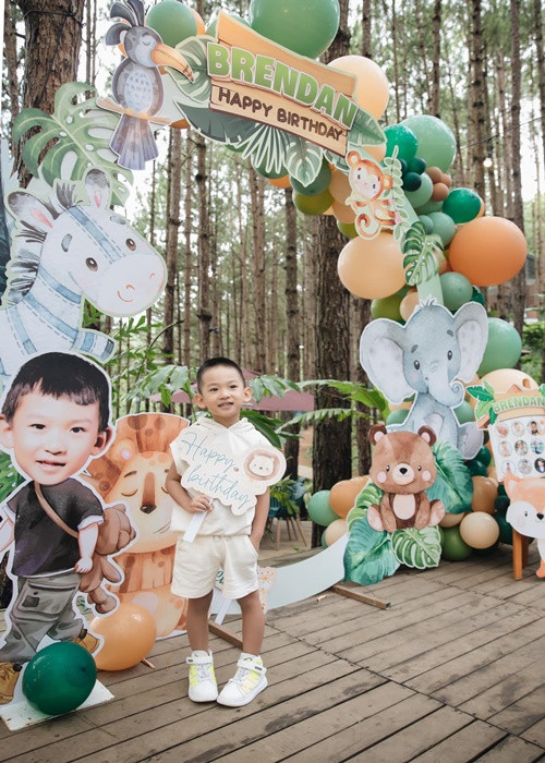 Thúy Diễm gửi lời chúc mừng sinh nhật đến quý tử của mình: "Mừng sinh nhật 4 tuổi con trai yêu dấu của ba mẹ. Mong con luôn vui vẻ, hạnh phúc và khỏe mạnh. Cả nhà yêu con".