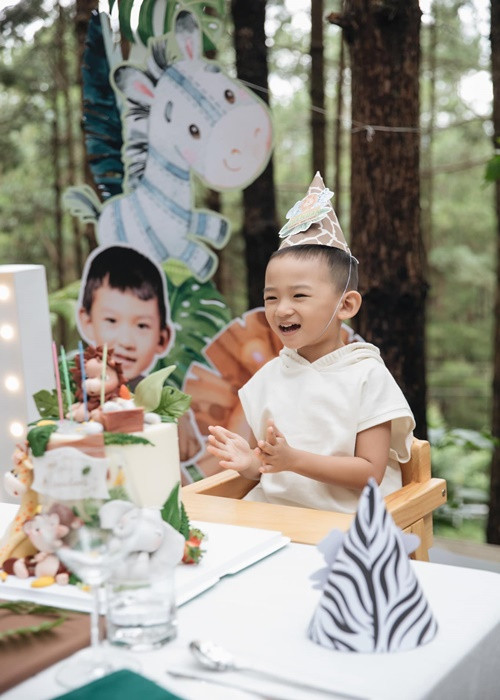 Bé Bảo Bảo vui vẻ hát mừng sinh nhật.