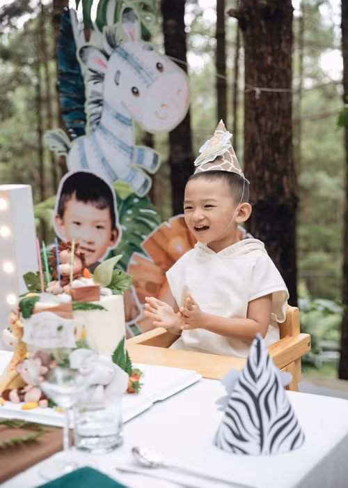 Bé Bảo Bảo vui vẻ hát mừng sinh nhật.