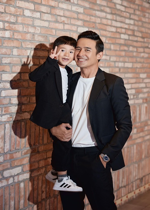 Quý tử đầu lòng nhà Lương Thế Thành khá dạn dĩ trước ống kính. Cách đây không lâu, Bảo Bảo cùng bố tham gia chương trình "Mẹ vắng nhà ba là siêu nhân".