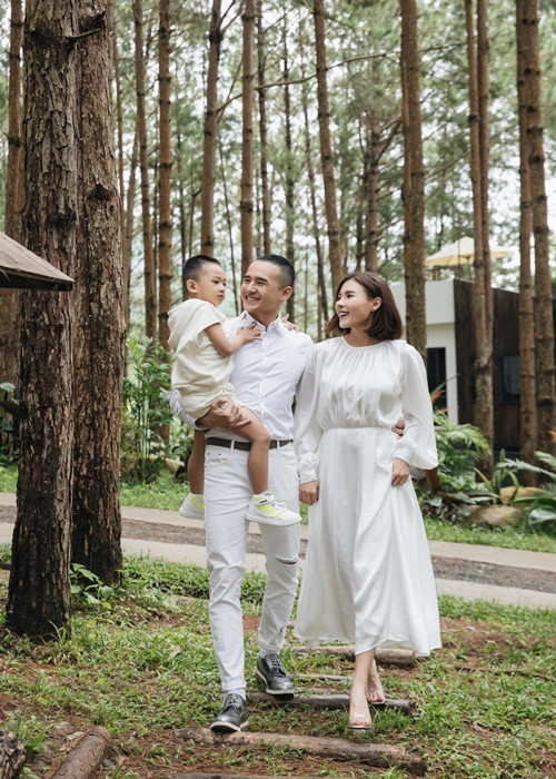 Thúy Diễm từng khoe được mẹ chồng yêu thương: "Tôi có một người mẹ thứ 2 thật sự từ khi lấy chồng. Người phụ nữ chuẩn Việt Nam chăm chồng, chăm con, chăm cháu. Nhờ thế mà mới có 1 diễn viên Thúy Diễm đầy năng lượng của hiện tại, máu lửa với nghề. Vì một tay cô ấy bảo bọc chăm sóc Bảo Bảo từ lúc còn đỏ hỏn trên tay đến tận bây giờ. Mẹ đi đâu cũng kệ, nội thì luôn phải xà nẹo mới chịu ngủ, chịu ăn nha. Tôi là một người may mắn. Cám ơn mẹ".