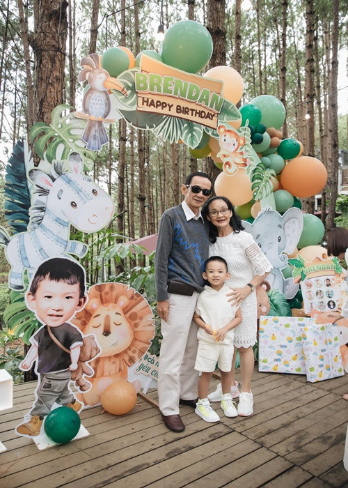 Bé Bảo Bảo chụp ảnh kỷ niệm cùng ông bà nội.