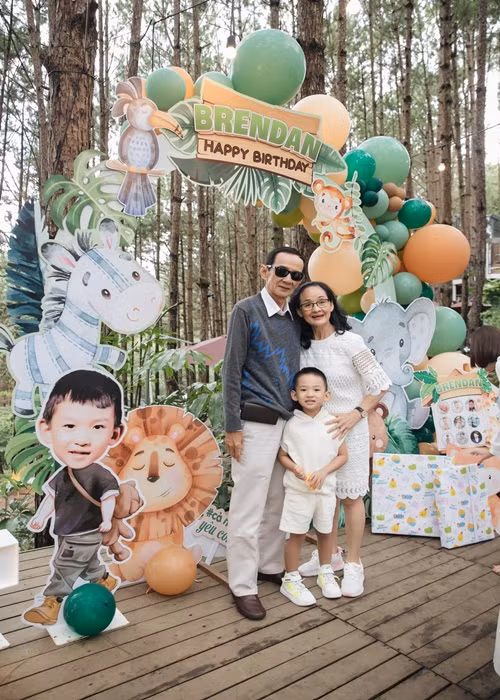 Bé Bảo Bảo chụp ảnh kỷ niệm cùng ông bà nội.