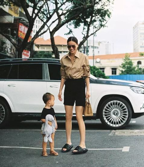 Cả 2 mẹ con ton-sur-ton với cách mix màu camel - đen ăn ý.