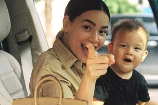 Sao nhi theo me di lam: Con Hoa Minzy chin chu, con Ha Ho banh noc