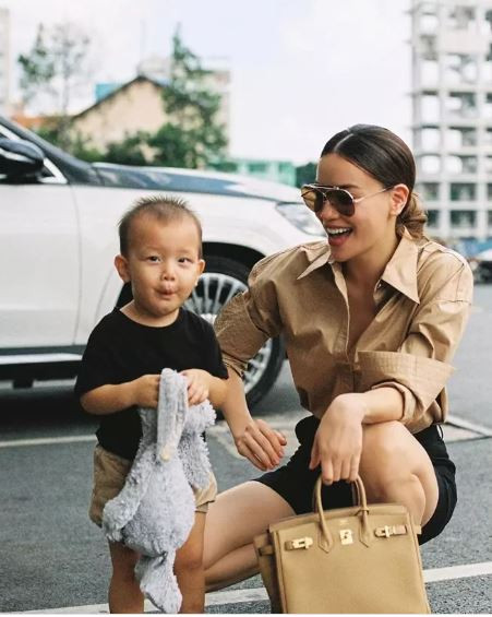 Trong khi mẹ Hà Hồ xách túi Hermès tiền tỷ thì Leon cũng có phụ kiện cầm tay là một con thỏ bông đáng yêu.