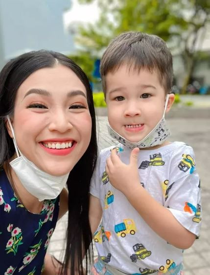 Con lai của MC Hoàng Oanh thì làm mặt xấu khi selfie trước lúc mẹ vào set quay.