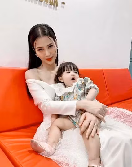 Winnie nhà Đông Nhi cũng là "cô chiêu" thường xuyên được tháp tùng mẹ đi quay, đi diễn.